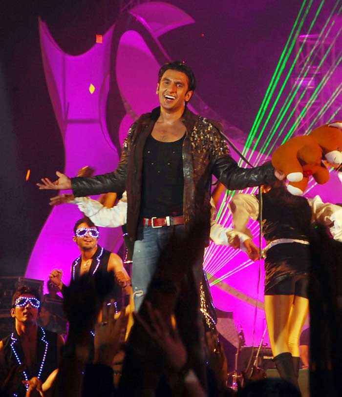 Ranveer Singh gave a rocking performance at the New Year eve celebrations in Aamby Valley in the outskirt of Mumbai recently.