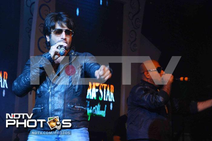 Playback singer Shekhar Ravjiani sings his hit number during the event. <br><br> Vishal Dadlani in background.