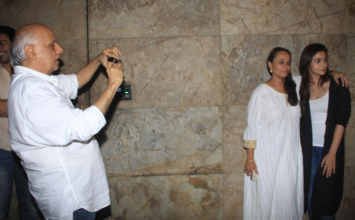 Mahesh Bhatt's Family Photo With Alia, Soni Razdan