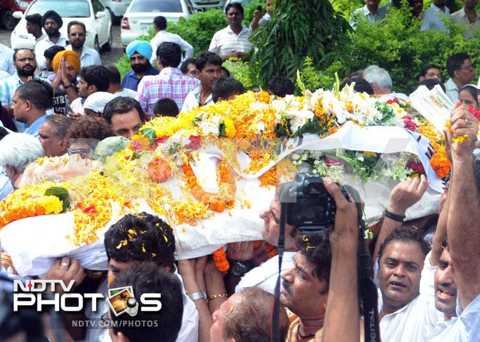 Celebs at Dara Singh\'s funeral