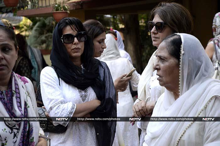 Tabu Attends Dara Singh\'s Wife\'s Funeral