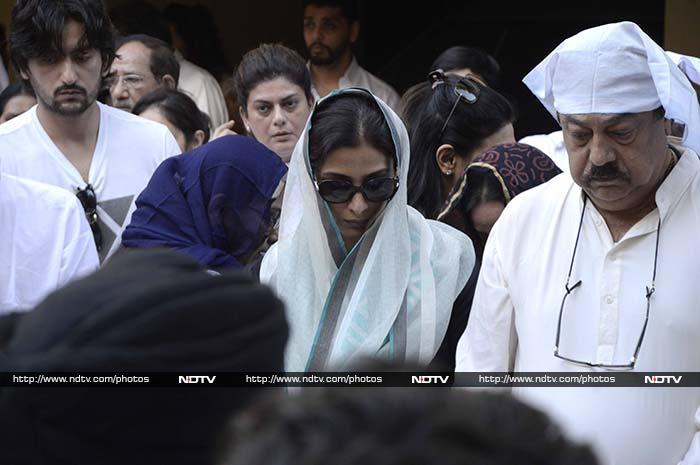 Tabu Attends Dara Singh\'s Wife\'s Funeral