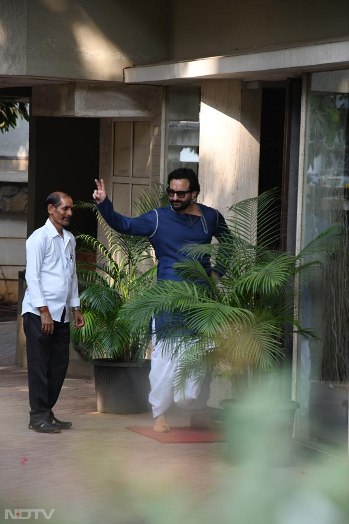 Saif Ali Khan waved at the paparazzi. (Image Courtesy: Varinder Chawla)