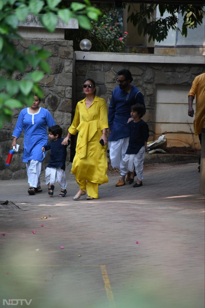 Kareena Kapoor was pictured with her sons Jeh, Taimur  and husband Saif Ali Khan outside her house. (Image Courtesy: Varinder Chawla)