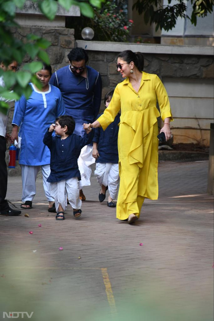 Kareena Kapoor looked lovely in yellow as she was seen walking with her son jeh.  (Image Courtesy: Varinder Chawla)