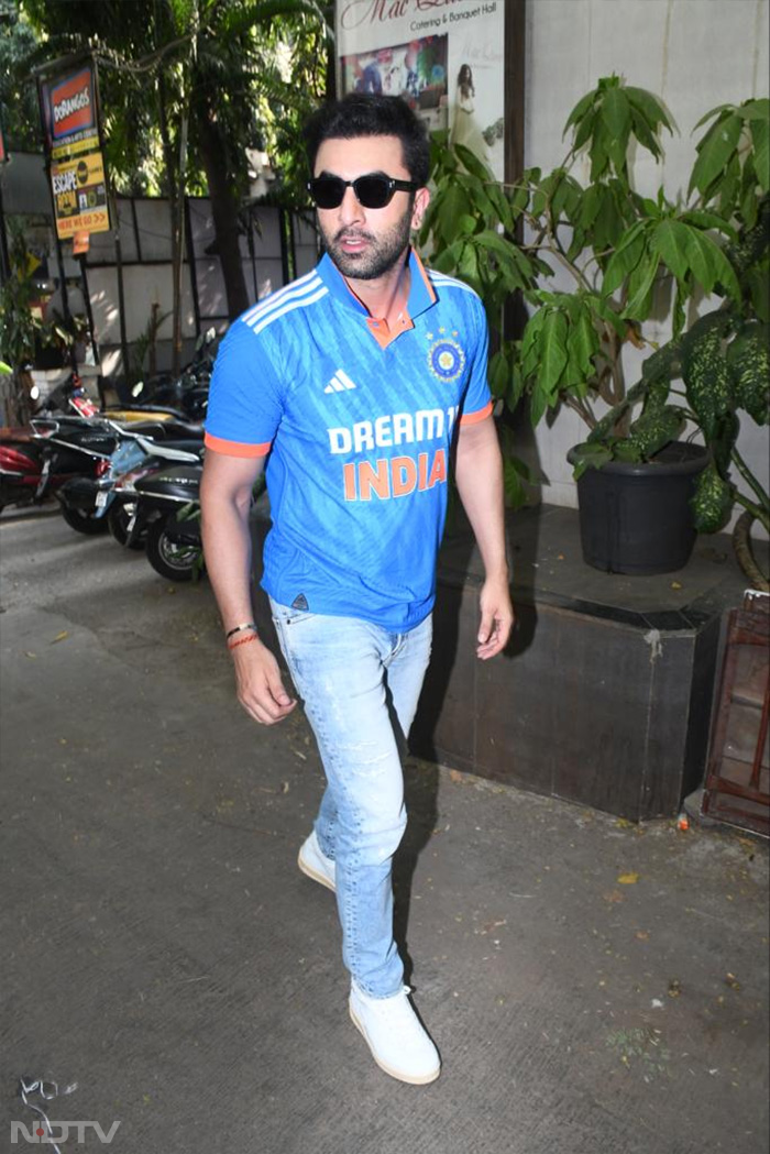 Ranbir Kapoor was spotted in his casual best. (Image Courtesy: Varinder Chawla)