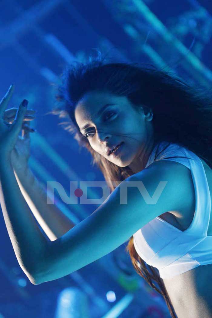 Deepika Sizzles In Dum Maaro Dum