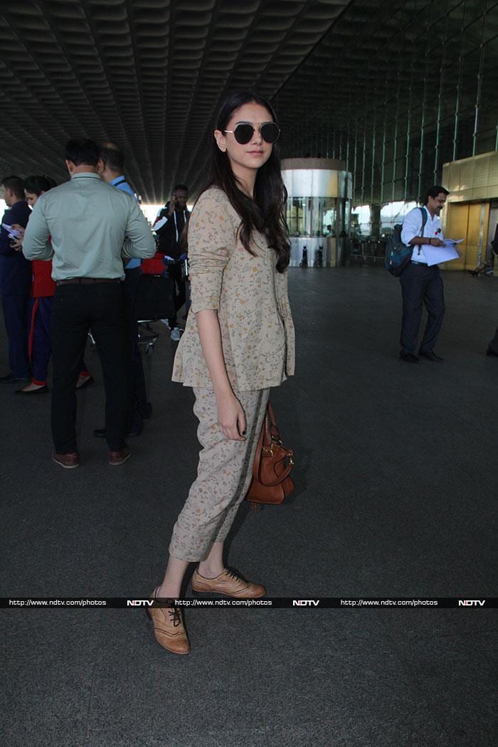 Deepika Padukone Rocked The Airport Look, Again