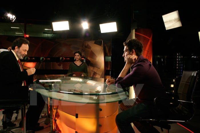 Neil and Deepika share a light moment with NDTV's Prannoy Roy.