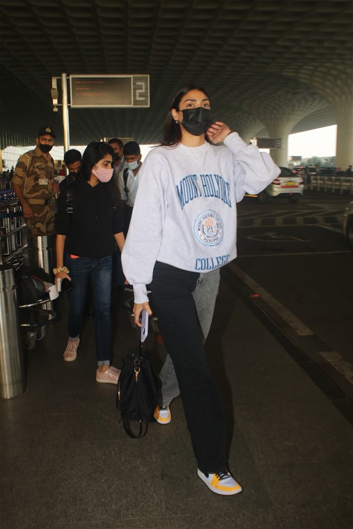 Deepika Padukone, Athiya Shetty Fly In Style