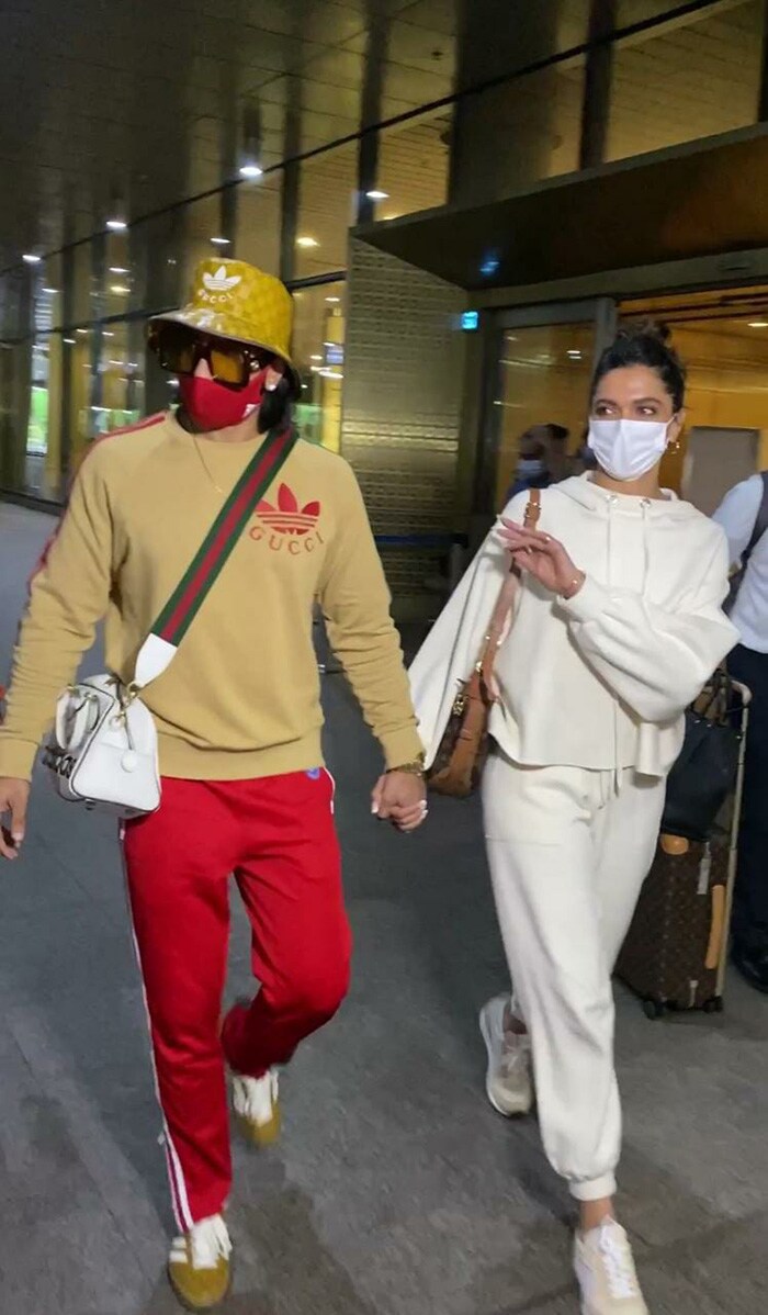 Deepika Padukone And Ranveer Singh Check Into Mumbai Walking Hand-In-Hand