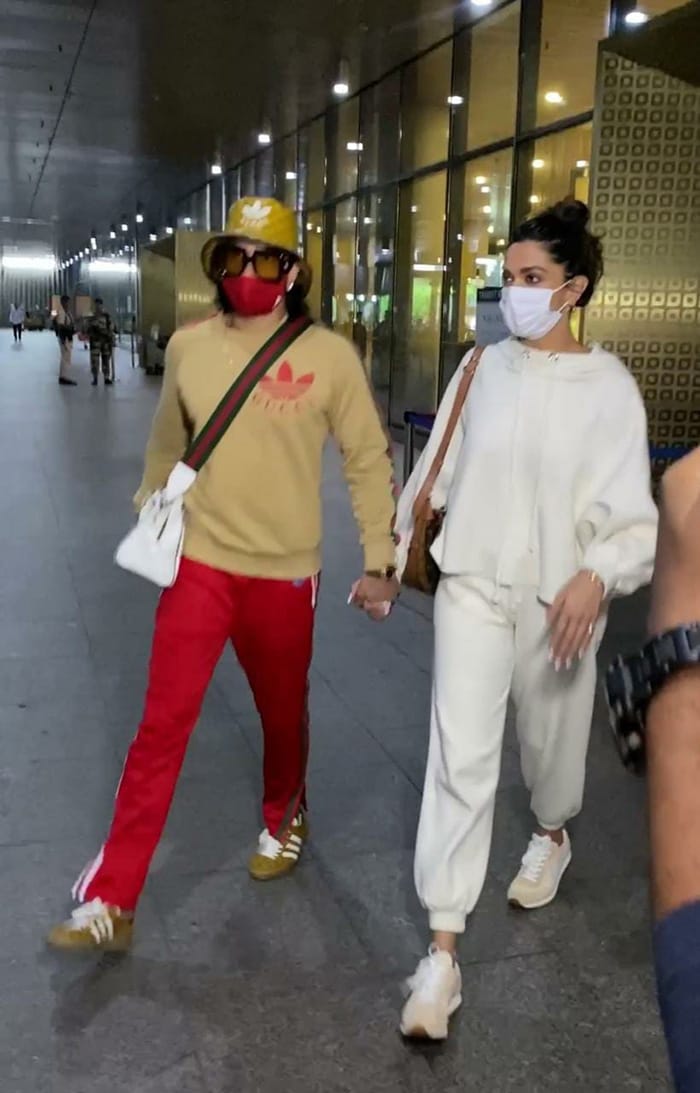 Deepika Padukone And Ranveer Singh Check Into Mumbai Walking Hand-In-Hand