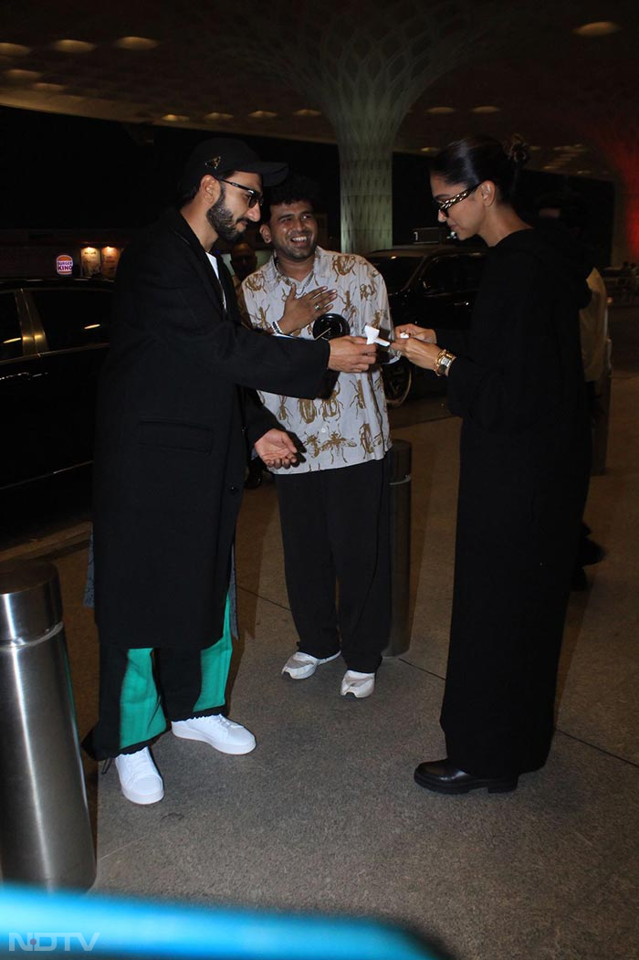 A paparazzo planned a belated birthday surprise for Deepika Padukone at the Mumbai airport. (Image courtesy: Varinder Chawla)