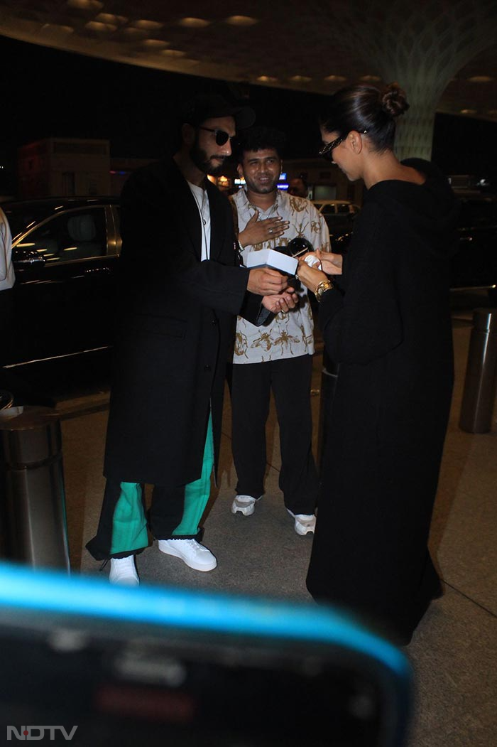 Deepika Padukone and Ranveer Singh were all smiles as they cut a cake. (Image courtesy: Varinder Chawla)