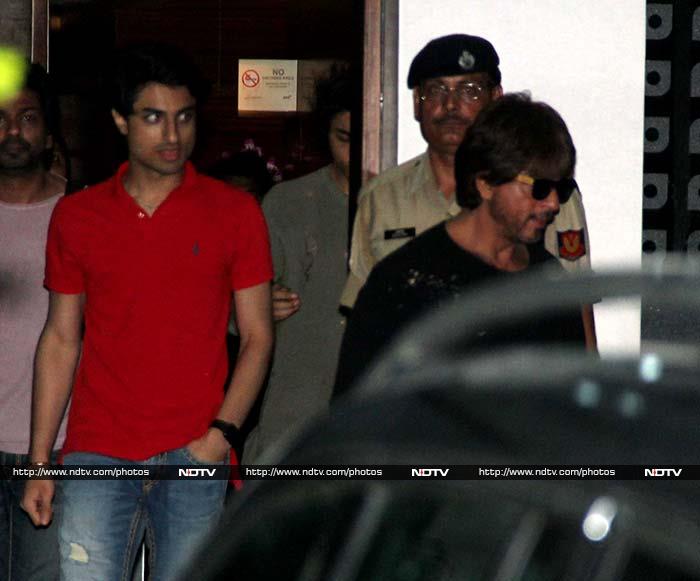 Shah Rukh quickly made his way to the car.