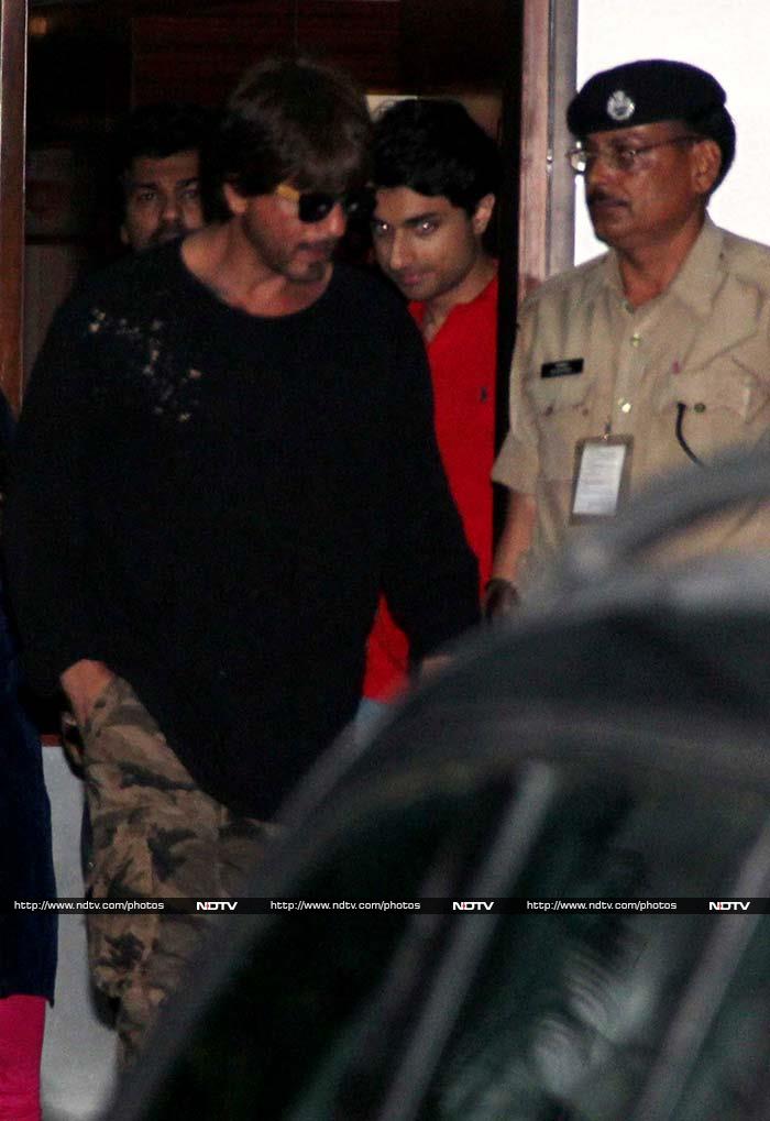 Meanwhile, Shah Rukh Khan was spotted at Mumbai's Kalina airport. He is currently busy promoting his next film <I>Jab Harry Met Sejal</i>.