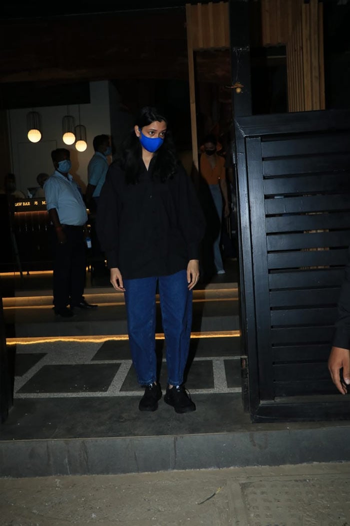 Deepika And Sister Anisha Padukone Step Out For Dinner