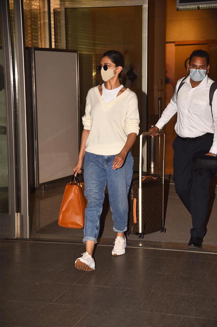 What\'s Not To Love About Deepika And Mouni\'s Airport Style?