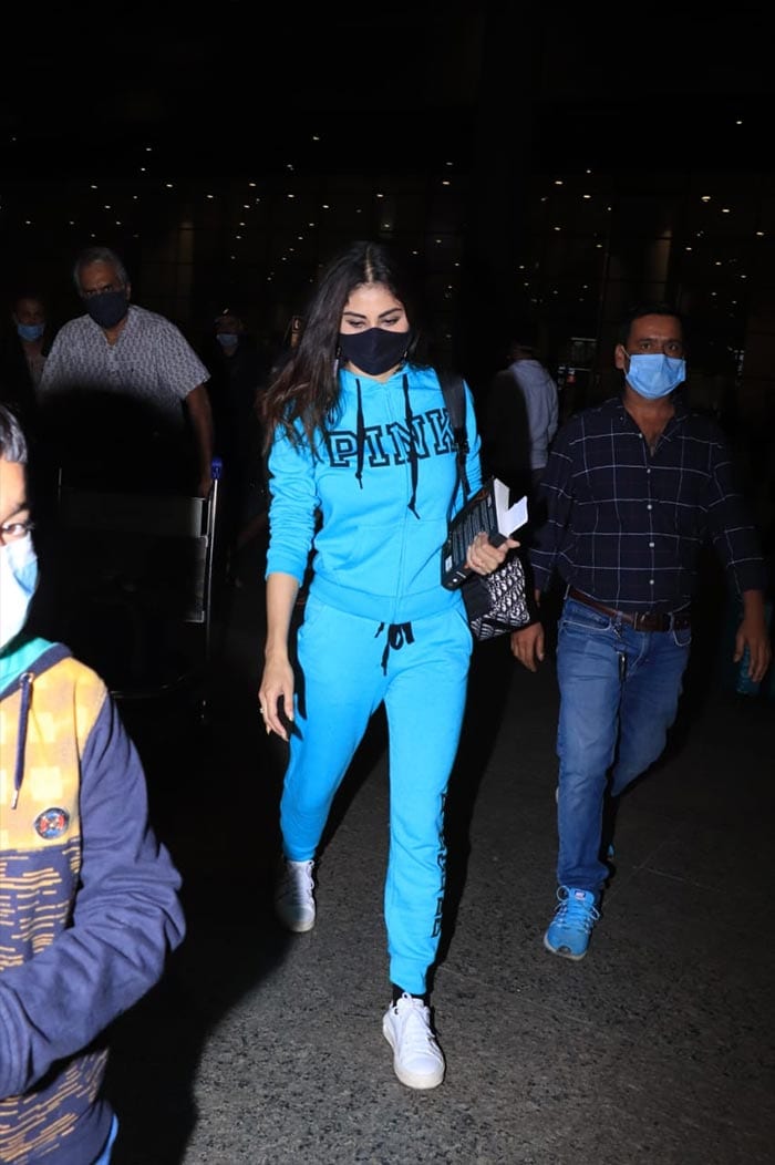 What\'s Not To Love About Deepika And Mouni\'s Airport Style?