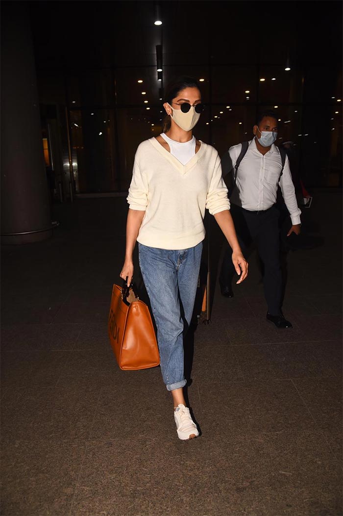 What\'s Not To Love About Deepika And Mouni\'s Airport Style?