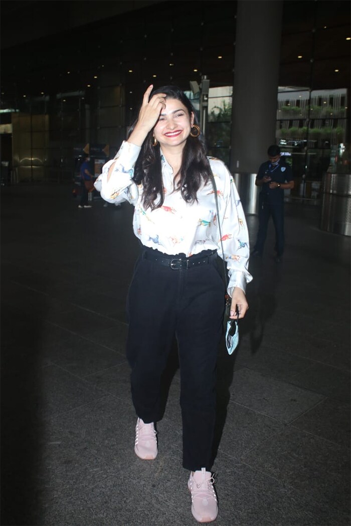 Deepika Padukone, Janhvi Kapoor Paint The Airport In Shades Of Blue