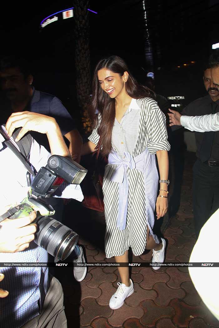 Deepika Padukone, Mobbed By Paps, Knew Just What To Do