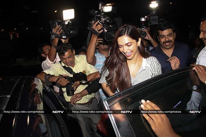 Deepika Padukone, Mobbed By Paps, Knew Just What To Do