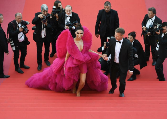 Cannes Face-Off: Deepika\'s Fiery Red Or Kangana\'s Edgy Catsuit?