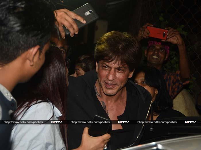 Meanwhile, Deepika's <I>Happy New Year</i> co-star Shah Rukh Khan interacted with his fans at the studio.