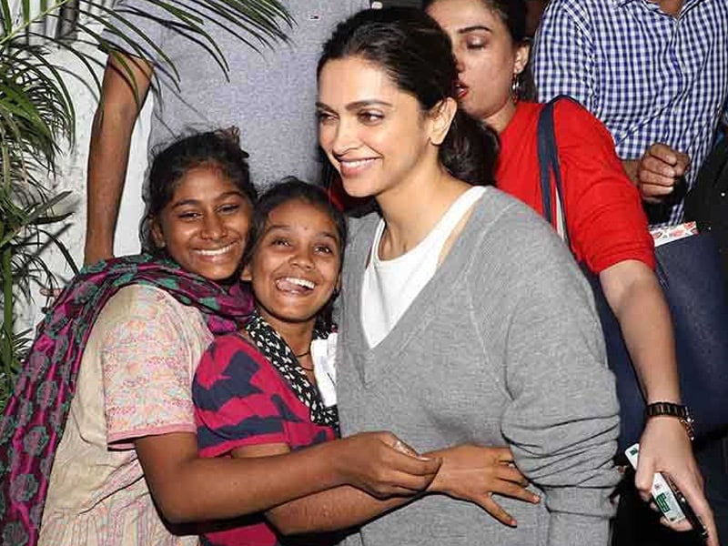 Photo : Cute Pics Of Deepika Padukone Mobbed By Little Fans