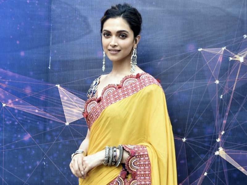 देखिए दीपिका पादुकोण का यलो साड़ी में बेहद खास अंदाज़ देखिए दीपिका पादुकोण का यलो साड़ी में बेहद खास अंदाज़