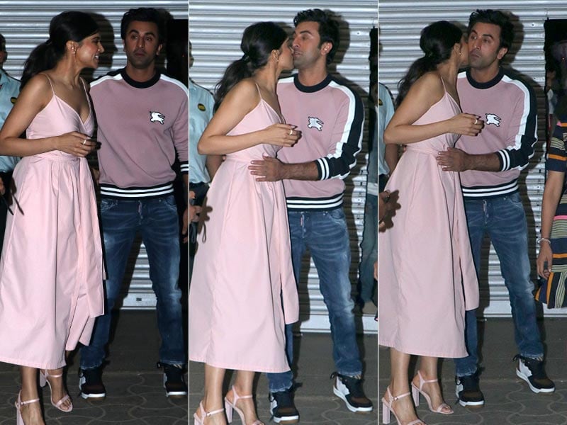 Photo : Viral: Pics Of Deepika Padukone Hugging Ranbir Kapoor Are So Aww
