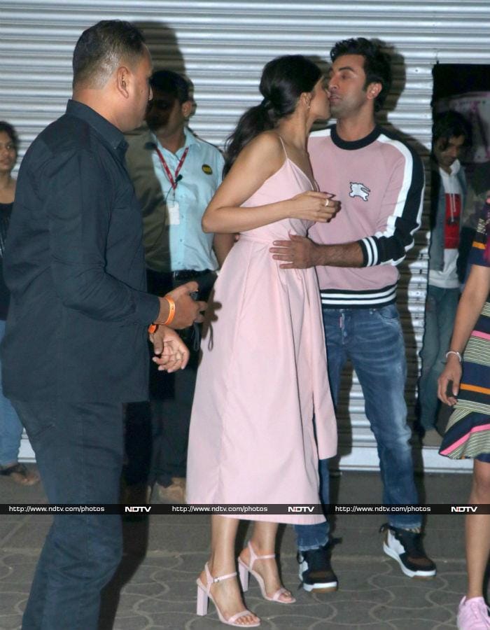 Viral: Pics Of Deepika Padukone Hugging Ranbir Kapoor Are So Aww