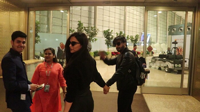 Deepika bid the shutterbugs a final goodbye before checking in.