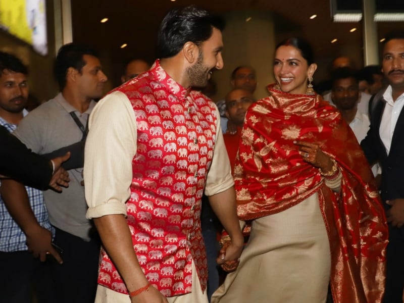 Photo : इटली में शादी कर लौटे 'दीपवीर', मुंबई एयरपोर्ट पर दिखे साथ