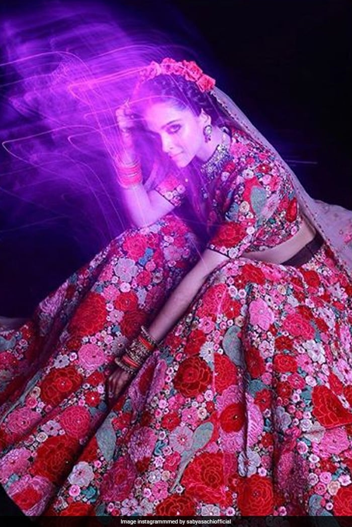 Deepika's photo screams kitsch and dramatic!<br><br> (courtesy <a href="https://www.instagram.com/sabyasachiofficial" target="_blank" rel="nofollow" >sabyasachiofficial</a>)