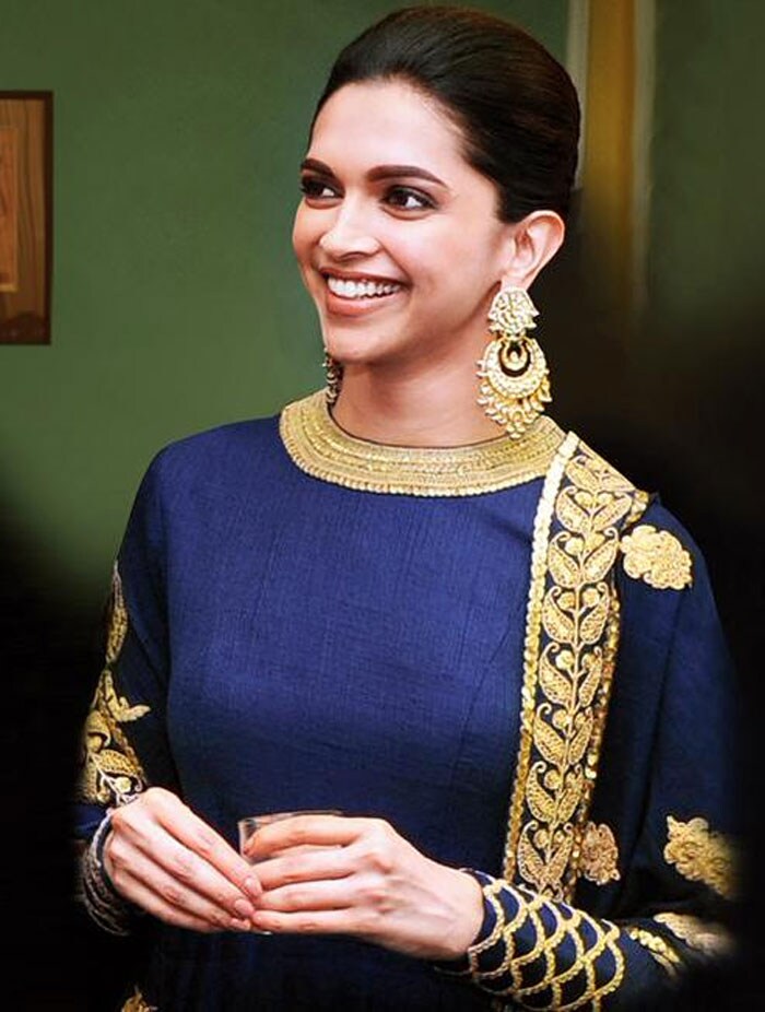 An elegant updo and heavy jewellery added the finishing touches to Deepika's look, but The Dimpled One's best accessory was her million dollar smile.<br><br>This image was posted on Twitter by <a href="https://twitter.com/deepikaddicts
" target="_blank" rel="nofollow" >@deepikaddicts</a>