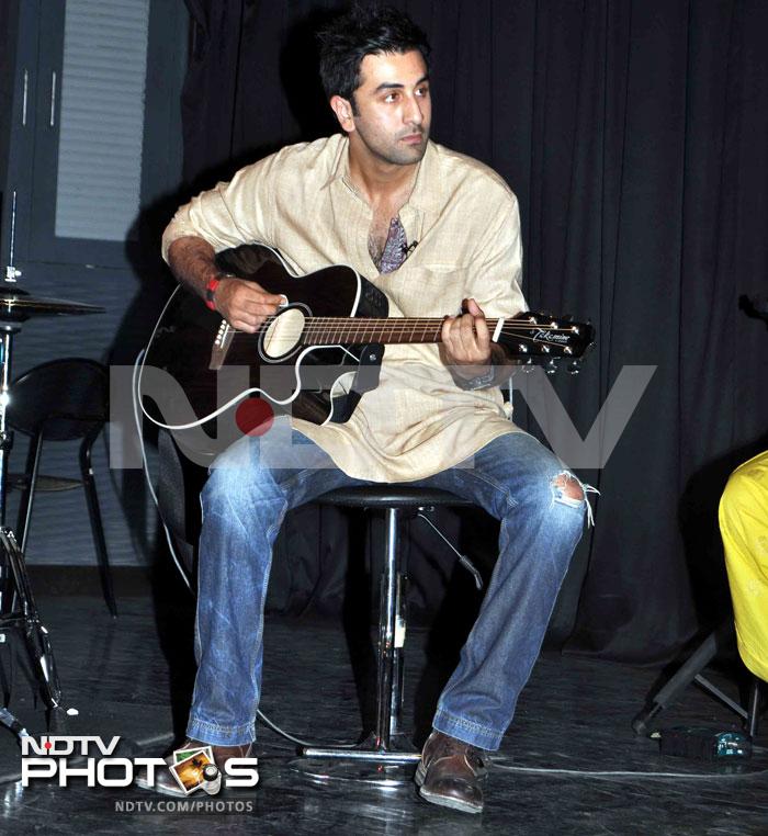 Ranbir played the guitar for his fans at another college in Mumbai.