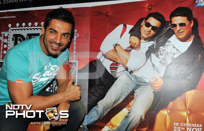Guess who sneaked in for the Desi Boyz premiere
