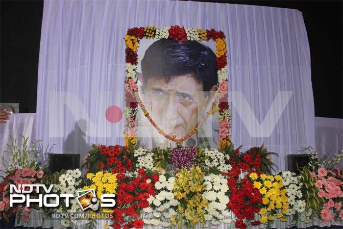 Among those who prayed for renowned actor Dev Anand at the memorial held for him on Friday at Mumbai's Mehboob Studios, were his former leading ladies, including Waheeda Rahman, Hema Malini,  Zeenat Aman, Asha Parekh and Tina Ambani (the former Tina Munim).<br><br>
Dev Anand died in London on December 3 and was cremated locally too.