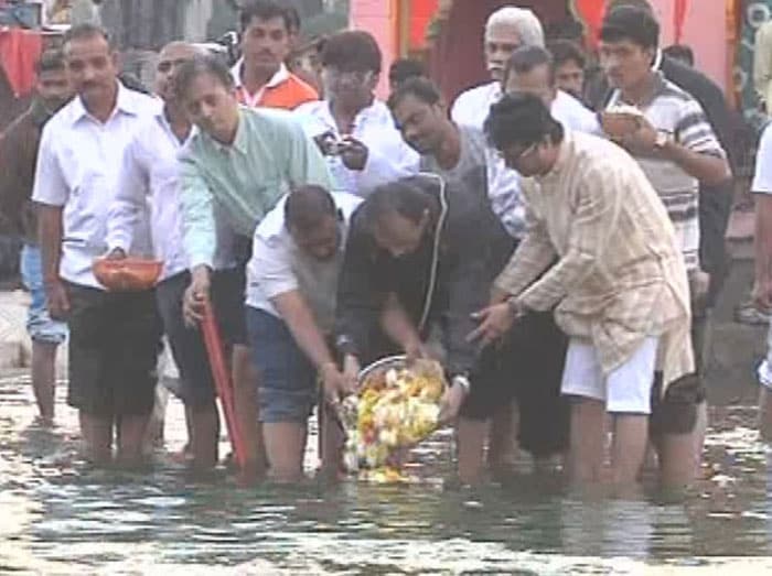 Dev Anand\'s ashes immersed in Godavari