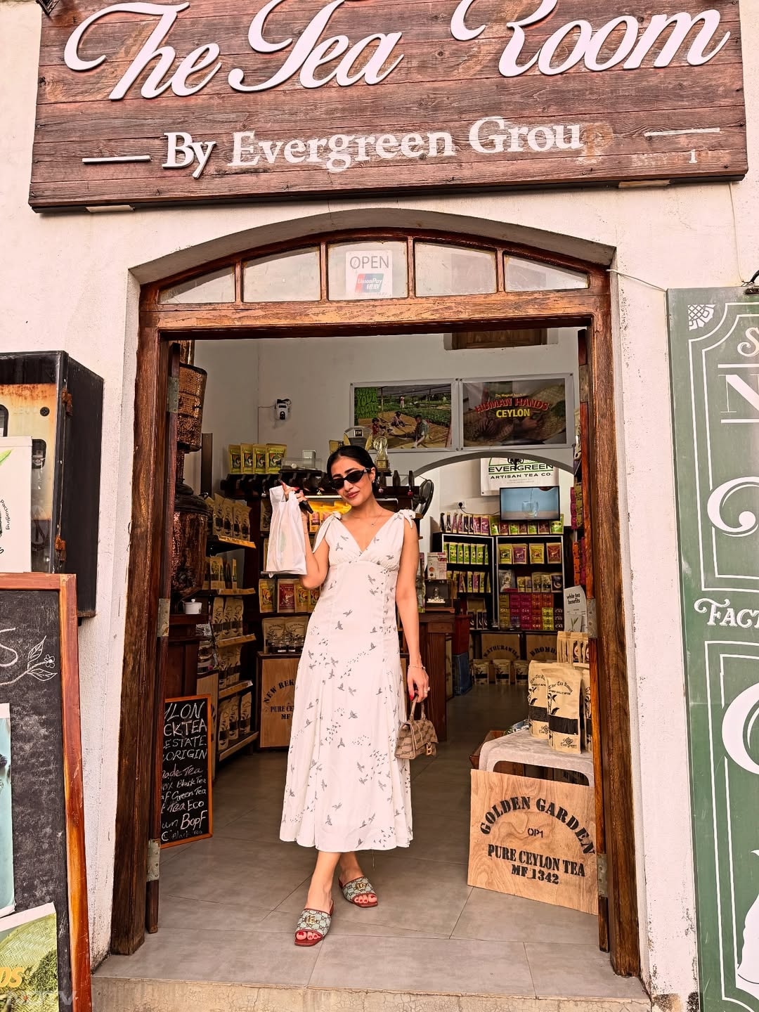 धनश्री ने अलग-अलग आउटफिट्स में तस्&zwj;वीरें शेयर की हैं.  dhanashree9/Instagram