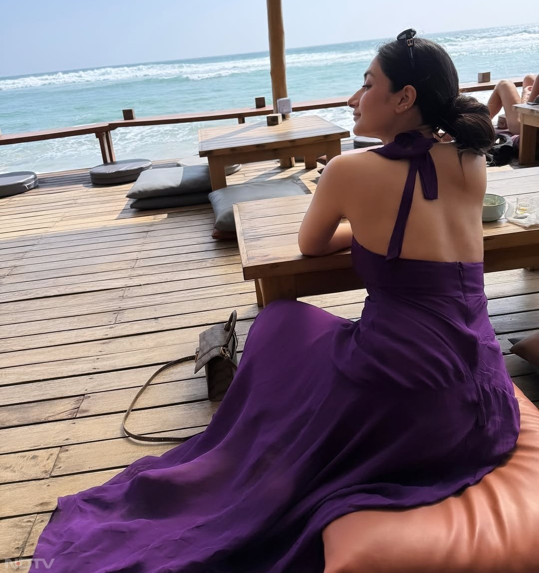 पर्पल कलर की इस ड्रेस में उन्होंने अपनी एक तस्वीर शेयर की जिसमें धनश्री काफी क्यूट लग रही हैं. dhanashree9/Instagram