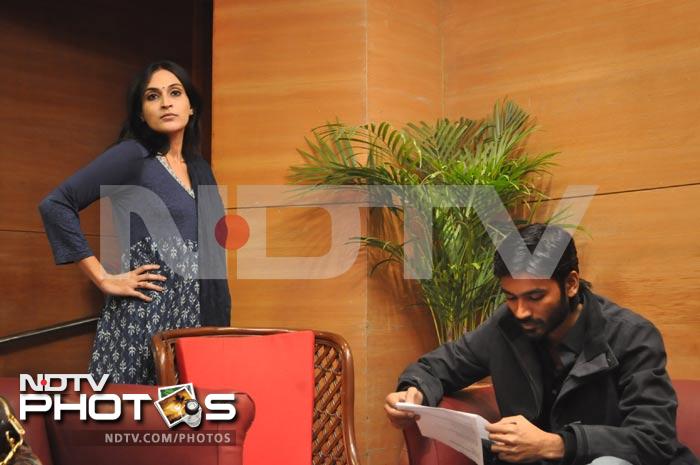 Aishwarya waits as husband Dhanush is busy reading.<br><BR>Photo Courtesy: Niharika Jha