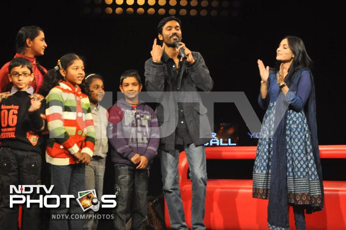 Dhanush sings <i>Why this Kolaveri di</i> for his young fans at NDTV.<br><BR>Photo Courtesy: Niharika Jha