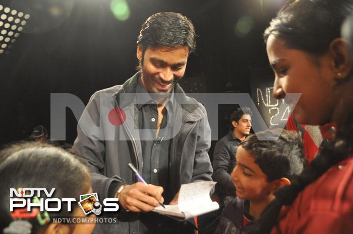 Dhanush signs autographs for the eager audience.<br><BR>Photo Courtesy: Niharika Jha