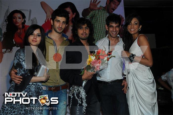 Actors Suzanna Mukherjee, Siddhant Kapur, Nikhil Sabharwal and Iris Maity pose with Sonu.
