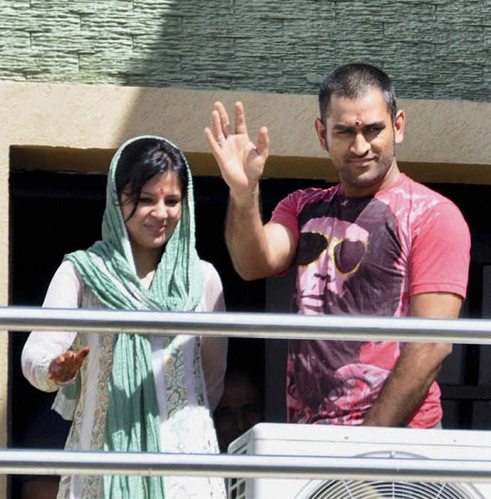 Dhoni and Sakshi post marriage