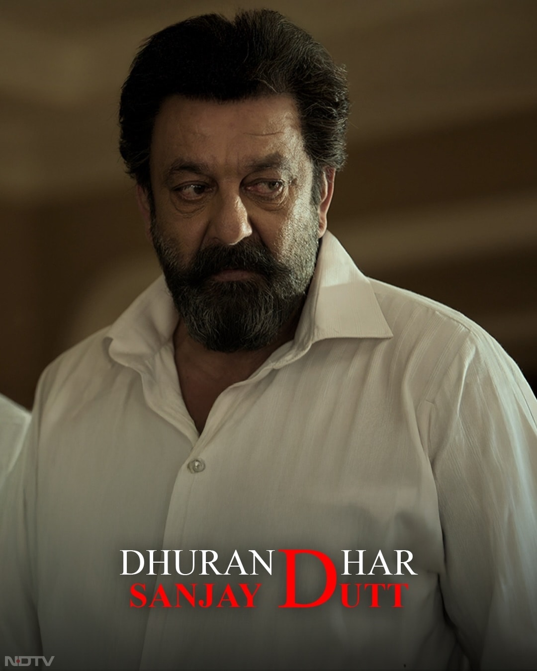 संजय दत्त की बात करें तो वह धुरंधर में एसपी चौधरी असलम का किरदार निभा रहे हैं, जिसके लिए उन्होंने 10 करोड़ की फीस ली है.