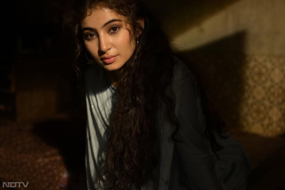 रणवीर सिंह की प्रेमिका का किरदार निभा रहीं धुरंधर एक्ट्रेस सारा अर्जुन ने केवल  1 करोड़ की फीस ली है.